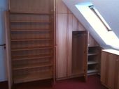 Dachschräge  
Beschreibung: Einbauschrank aus Kernbuche in eine Dachschräge