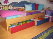 Bett  
Beschreibung: Kinderbett mit Auszügen 

